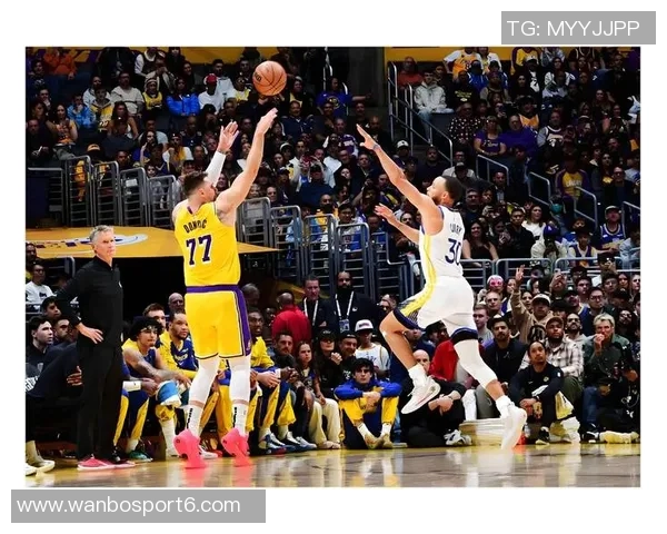 湖人队创下历史纪录前9场比赛均以10分以上失利引发关注