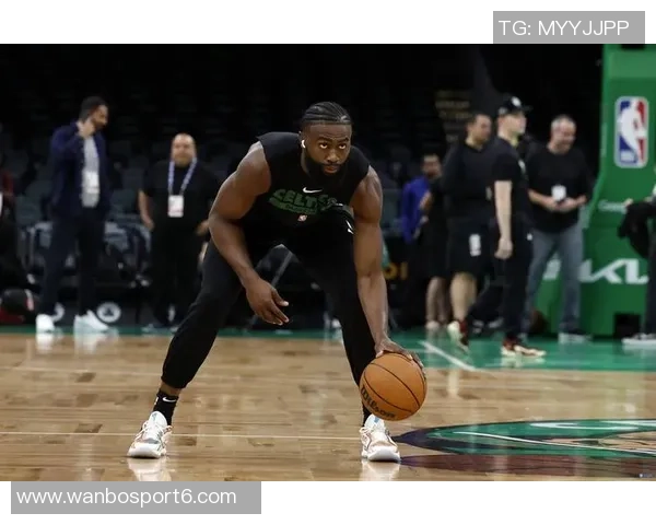 杰伦布朗强调绿军篮球精神：各司其职与热情求胜欲的完美结合