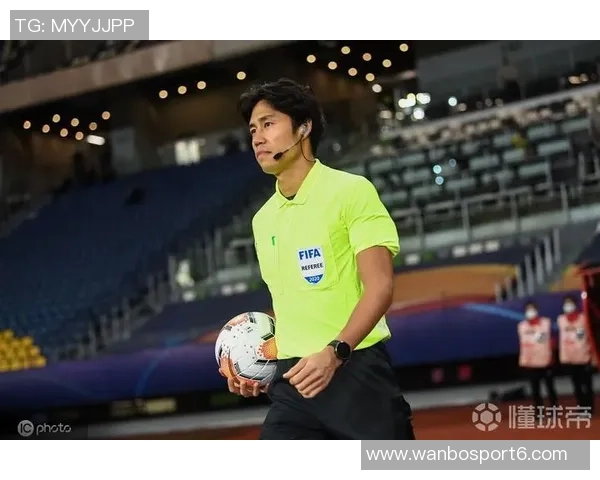 范德彪与裁判争抢球权引发争议赛后社交媒体怒斥裁判不公 范德彪与裁判争抢球权引发争议赛后社交媒体怒斥裁判不公